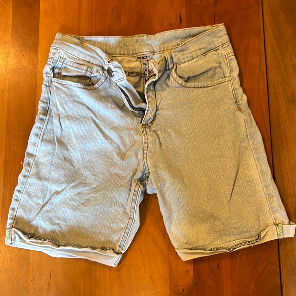 Girls size 14 Bienzoe cuffed Jean shorts. Light wash.